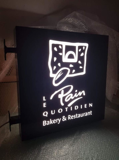 Le Pain Restaurant sign
